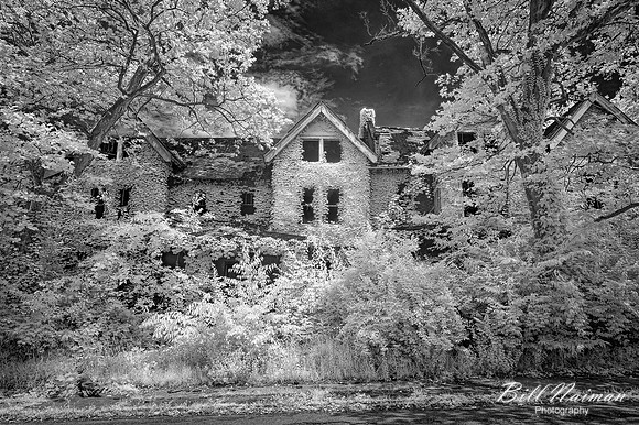 Abandoned House - Infrared B&W 2021 - (2)